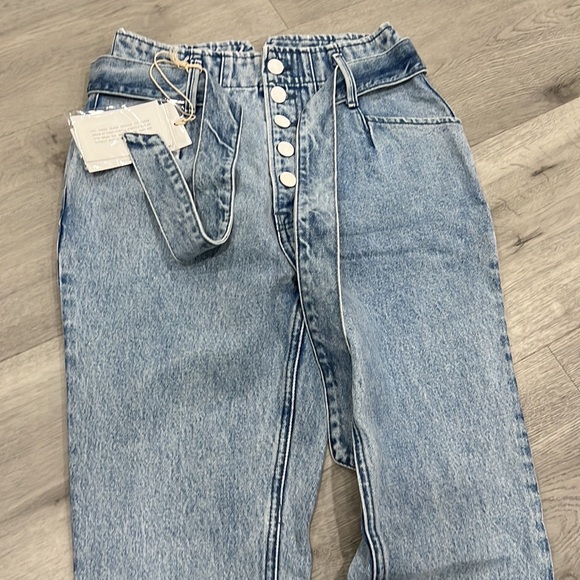 GRLFRND Blue Jeans Daphne High Rise Size 26 Belt Stonewash Light Distressed - Picture 5 of 7
